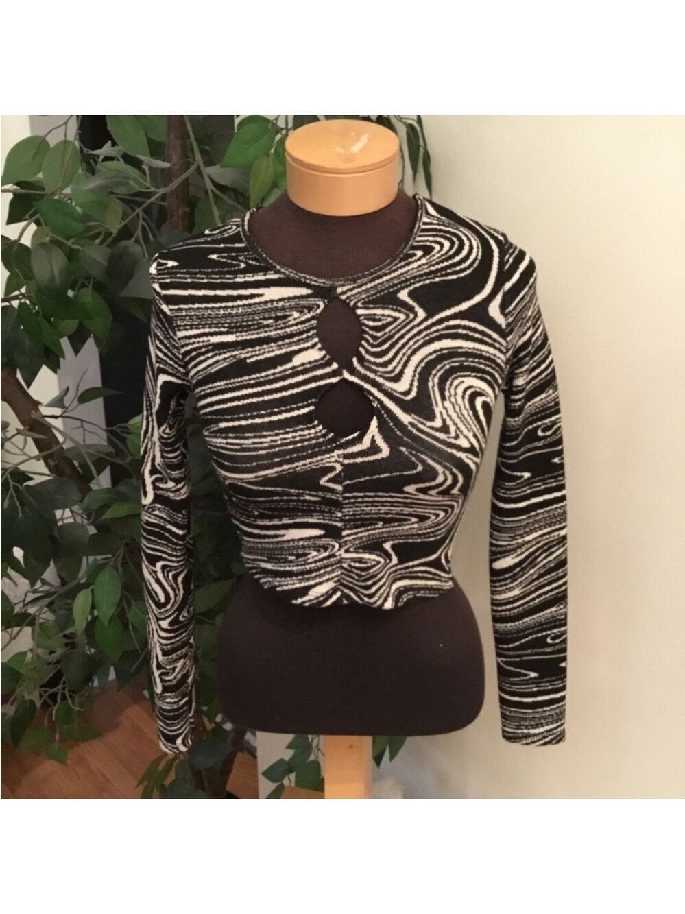 Zara Woman’s Small long sleeve cropped sweated crewneck black and white